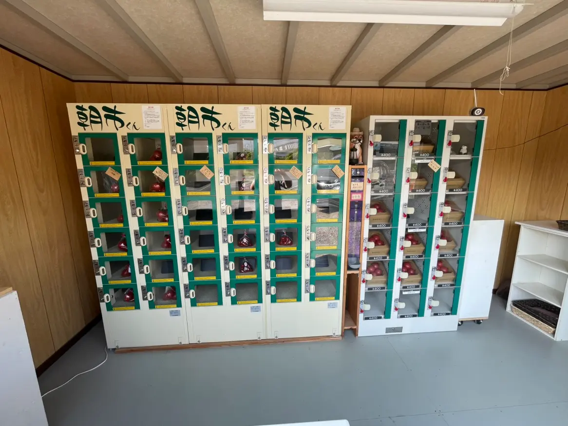 小屋の中には、自動販売機があります