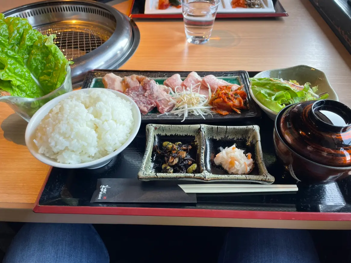 サンチュにお肉とキムチを乗せて