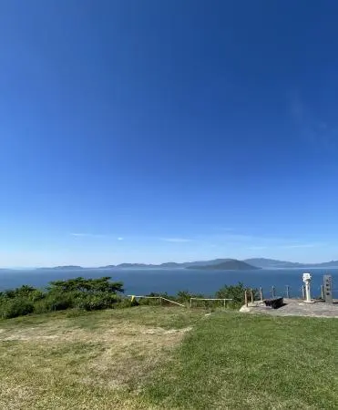 草原、海、青空